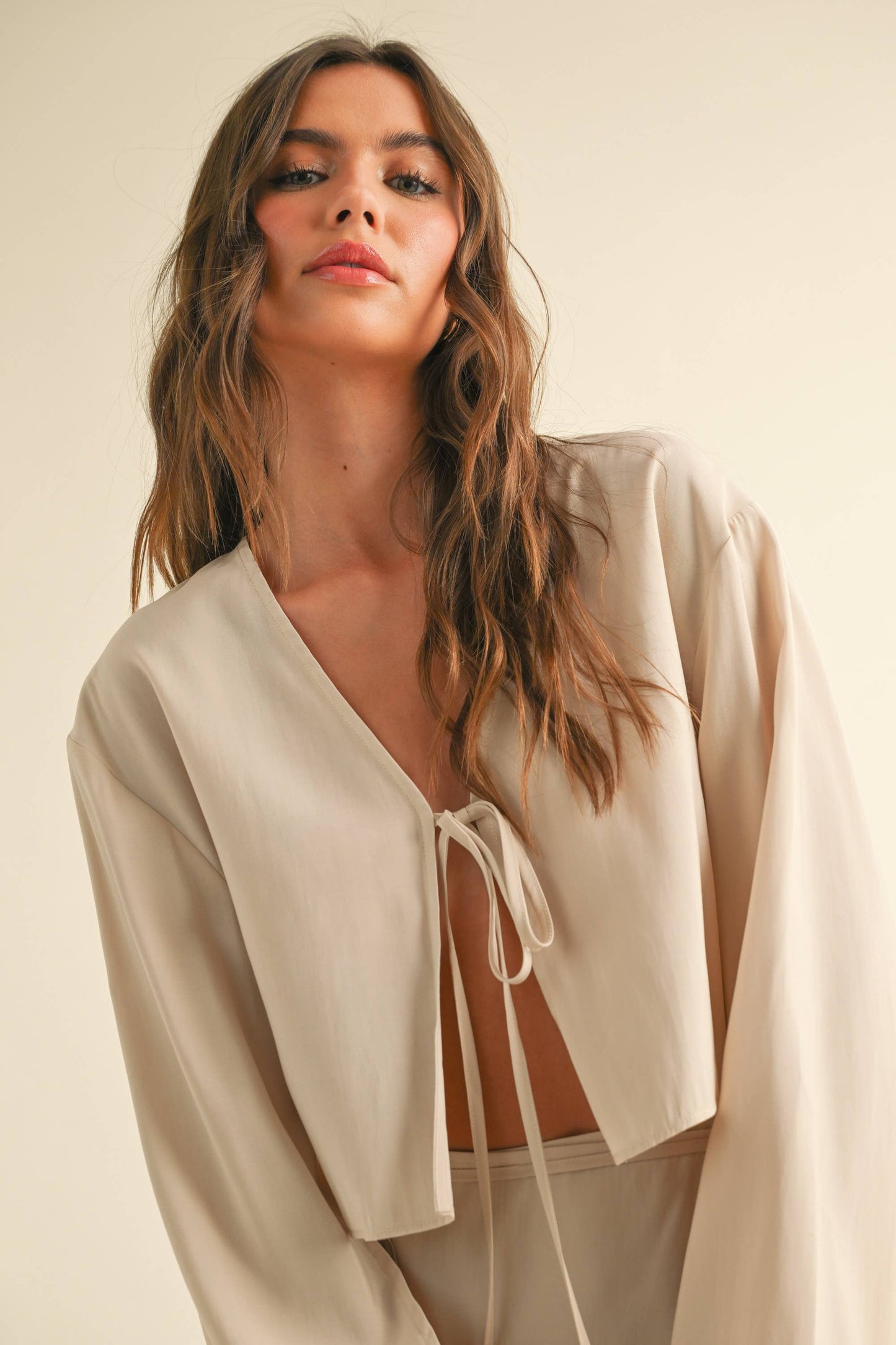 T5513ST VISCOSE LONG SLEEVE TIE FRONT TOP