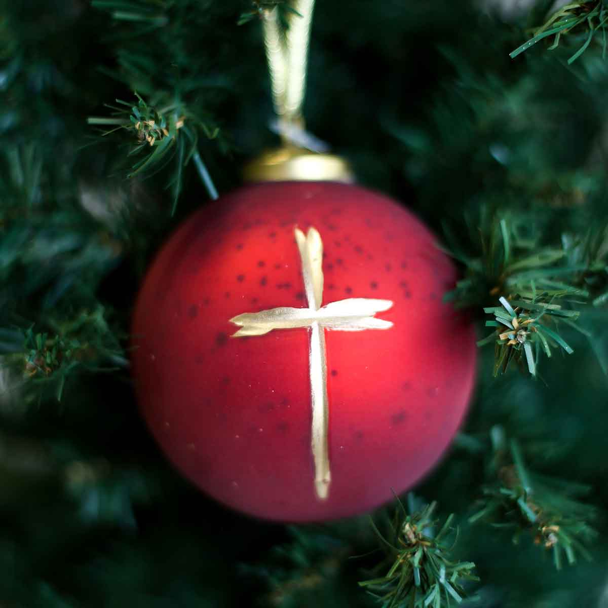 Cruix Glass Ball Ornament Red/Gold 4"