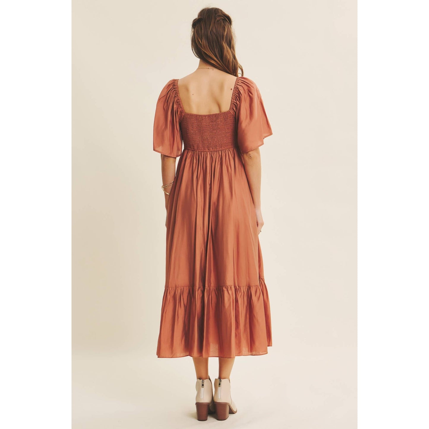 FLATTERING FLOWY SWEETHEART LIGHTWEIGHT SMOCKED MIDI DRESS