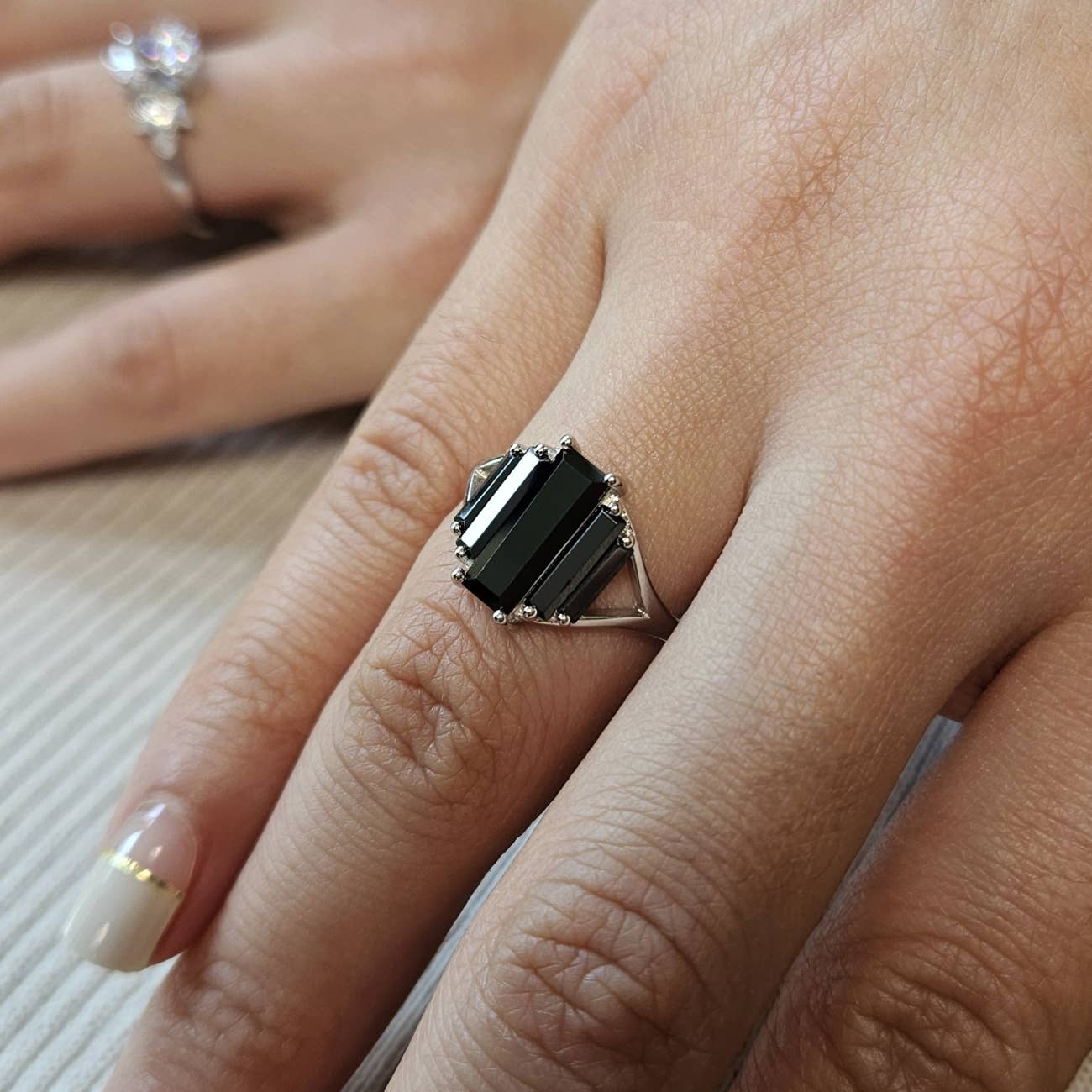 BLACK BAGUETTE RING
