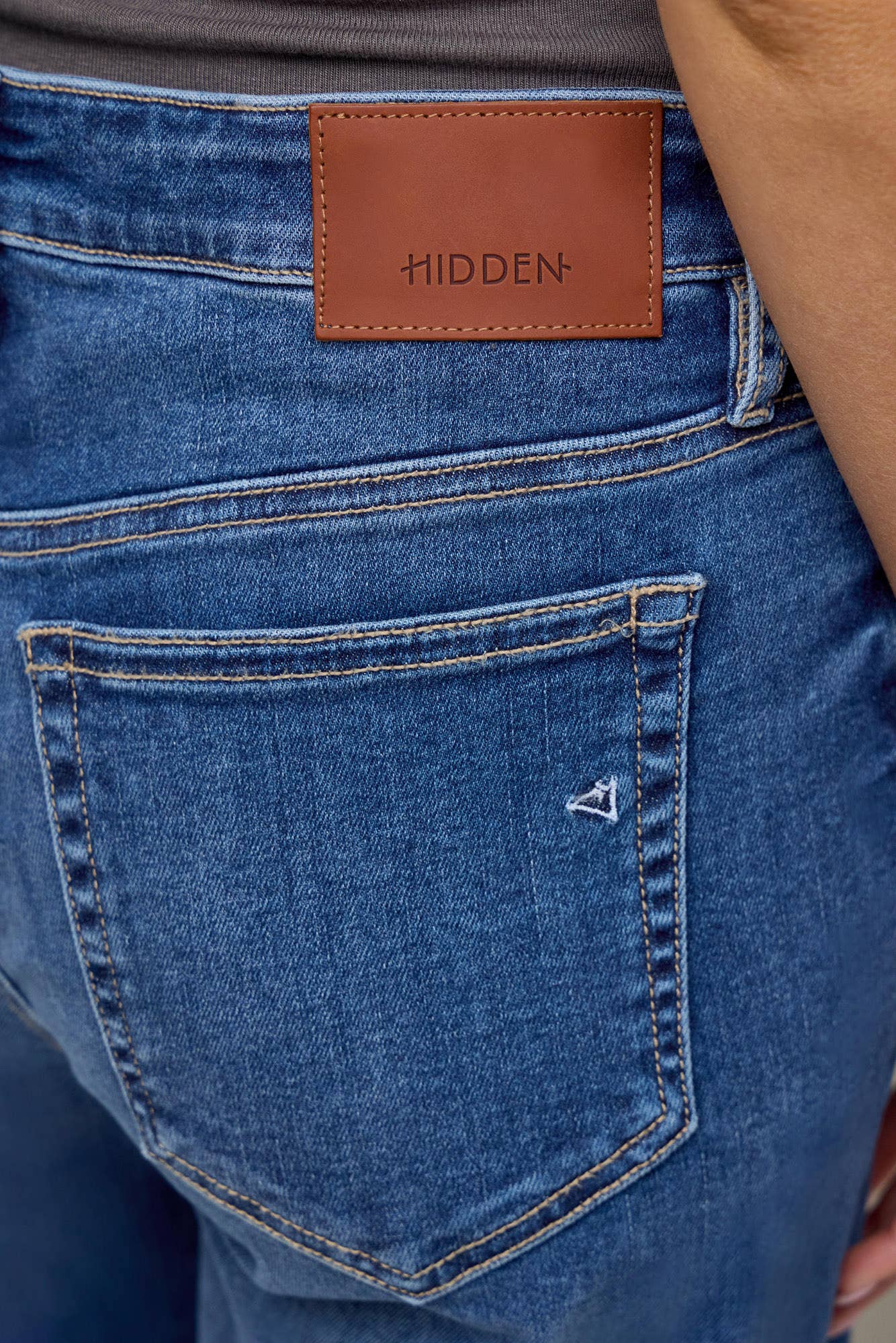 CLASSIC STRAIGHT JEANS