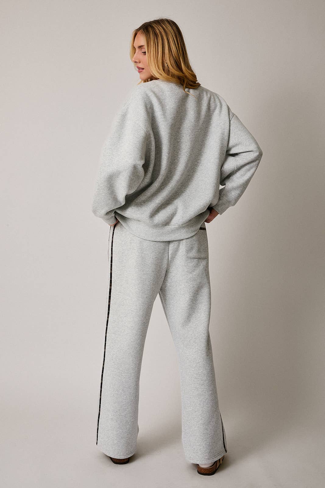 COZY CLUB - Embroidered SWEATSHIRT & SWEATPANTS