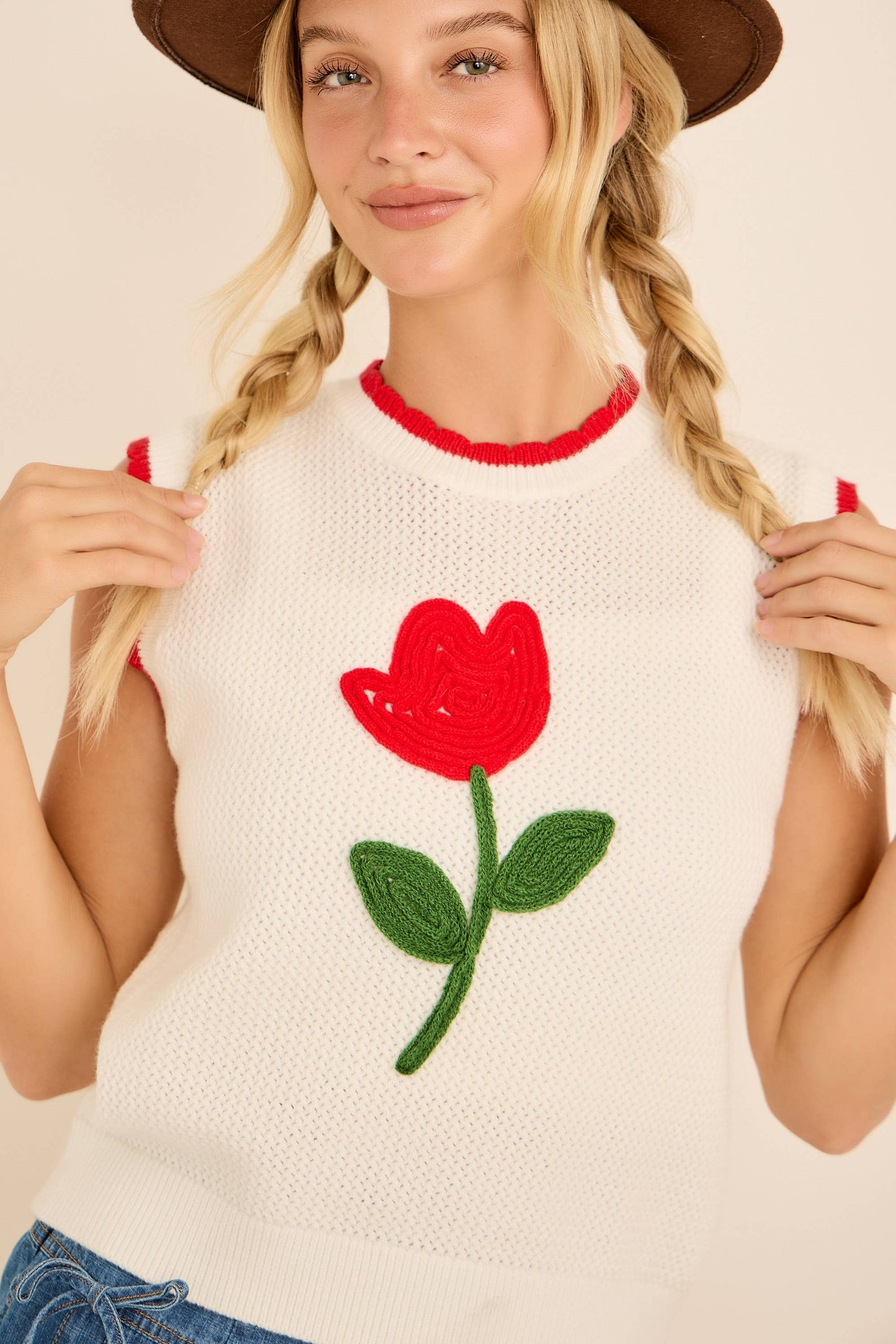 TULLIP EMBROIDERED CONTRAST  KNIT TOP