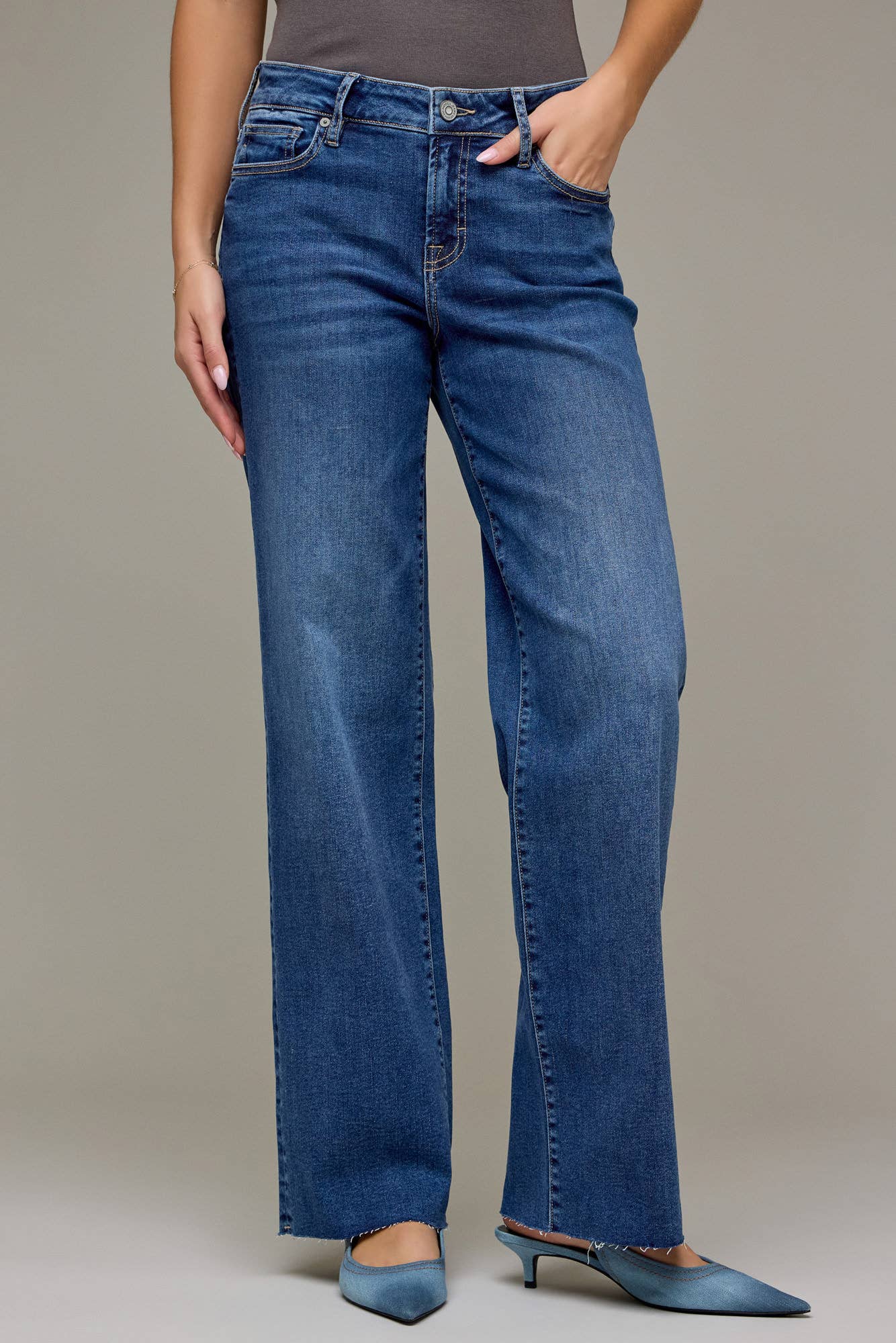 CLASSIC STRAIGHT JEANS