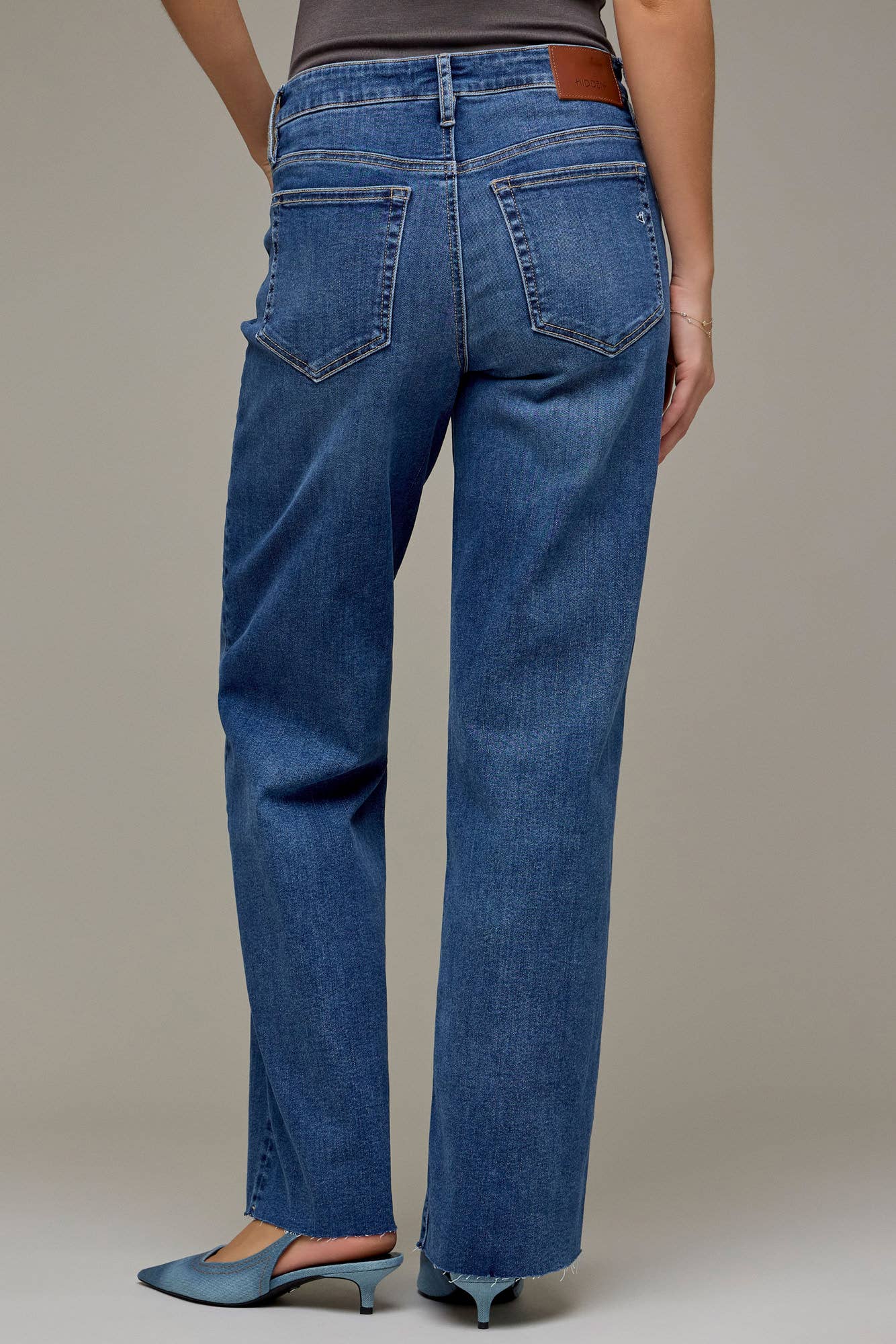 CLASSIC STRAIGHT JEANS