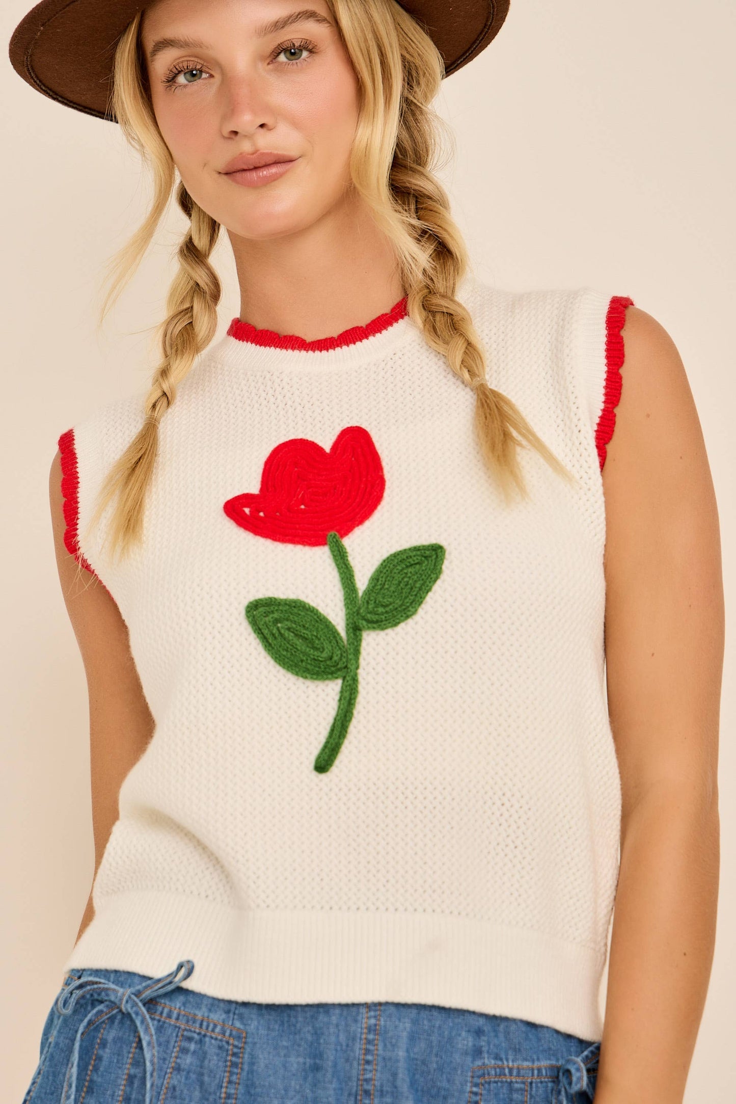 TULLIP EMBROIDERED CONTRAST  KNIT TOP