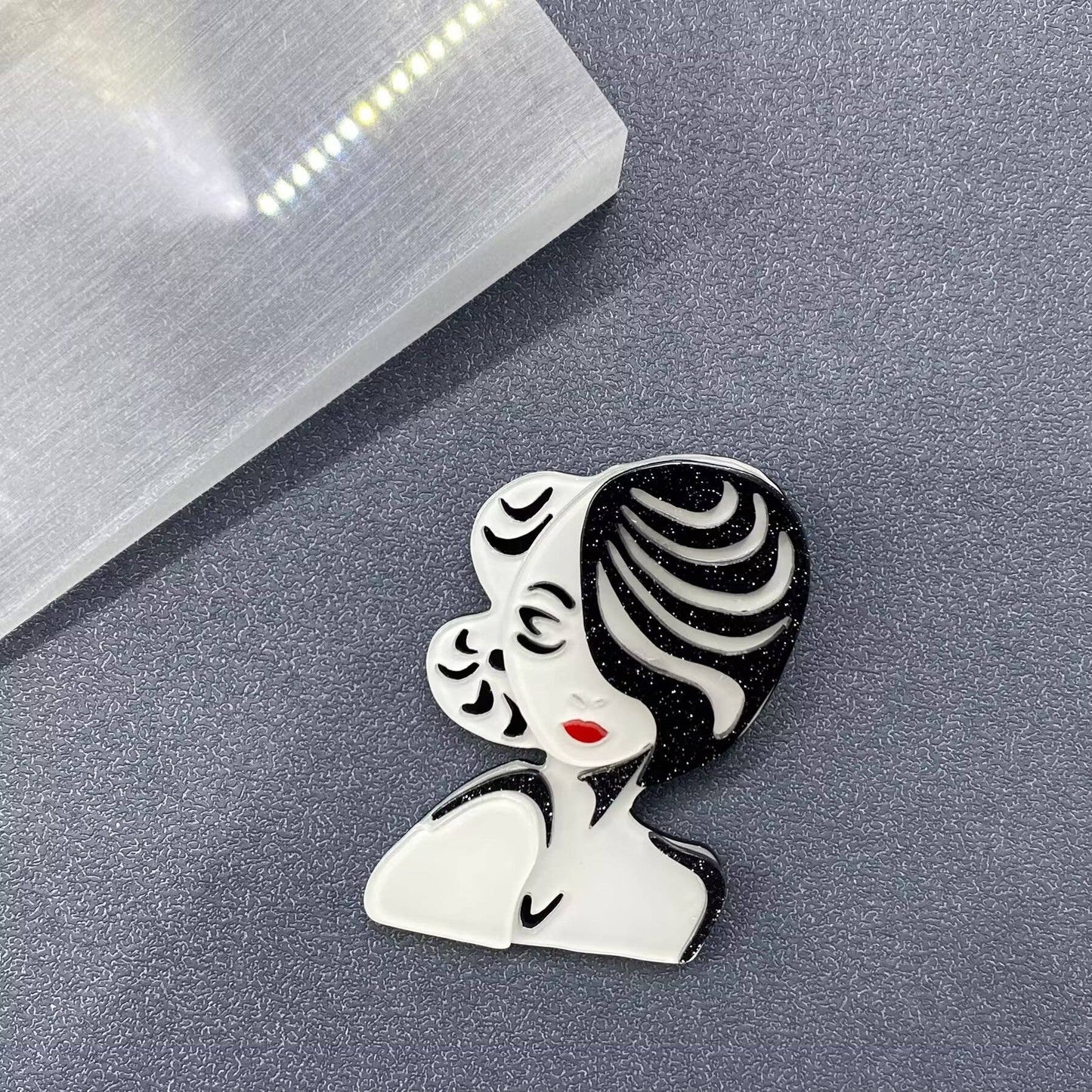 Curly Hair Fashion Woman Acrylic Brooch