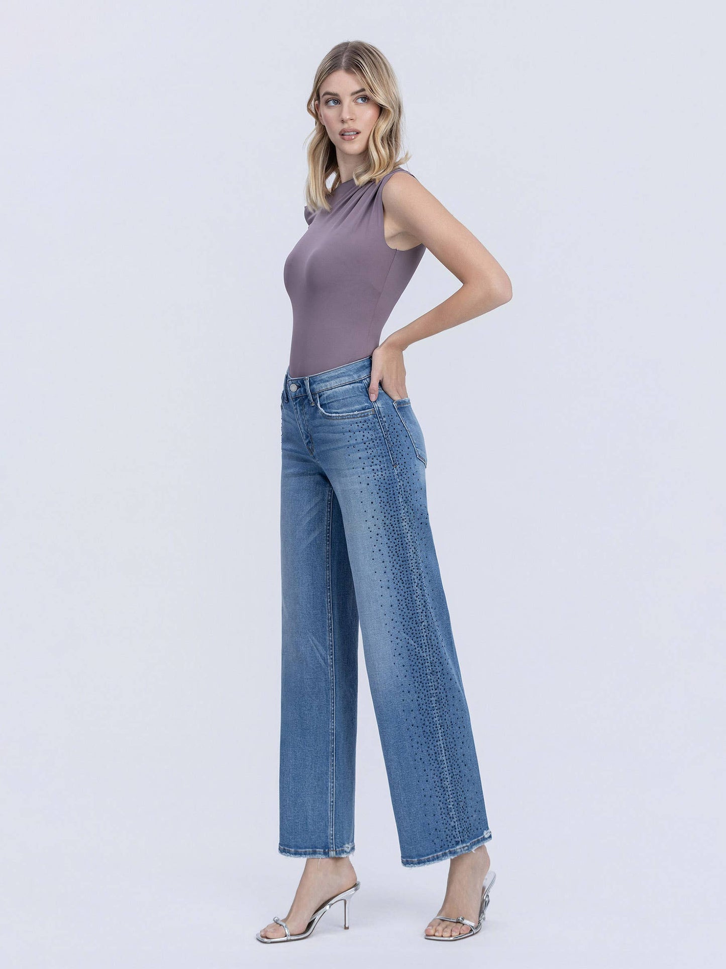 GLOW - MID RISE STONE WASH JEANS