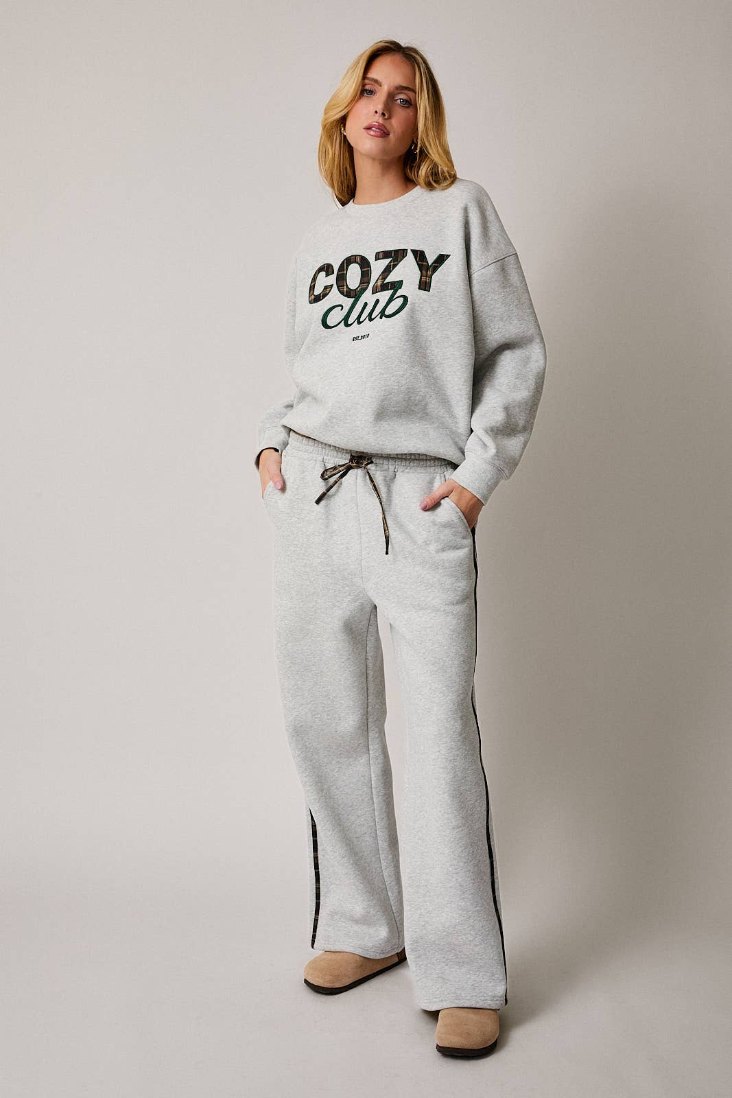 COZY CLUB - Embroidered SWEATSHIRT & SWEATPANTS